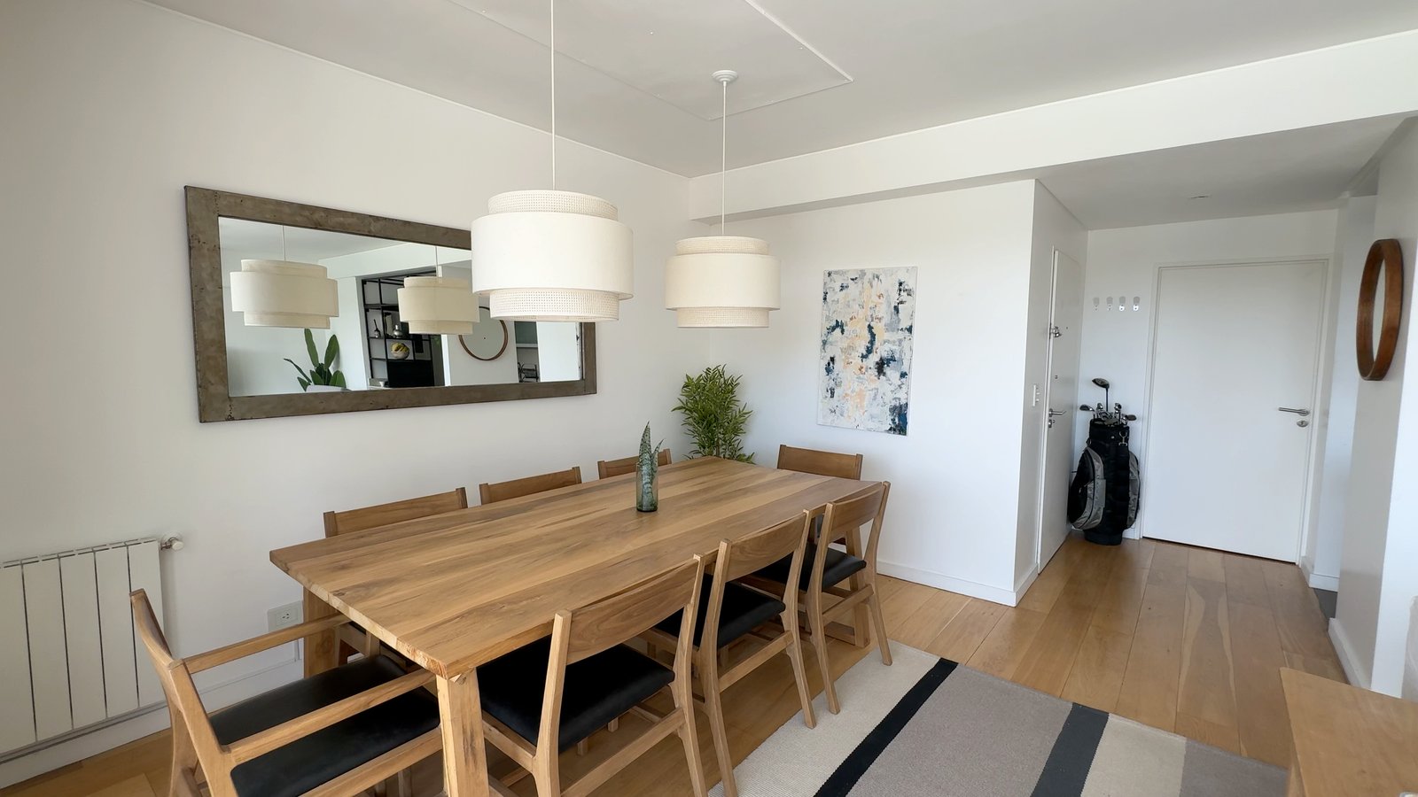 Comedor moderno escandinavo con mesa larga y sillas negras — proyecto Rosales Park Tower HJ, por Hermann Arquitectos, en Cmte. Leonardo Rosales 2793 B1636DRA